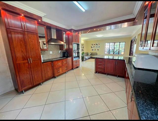 5 BEDROOM HOUSE FOR SALE IN BOARDWALK MEANDER